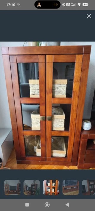 Mueble de salón de madera y cristal