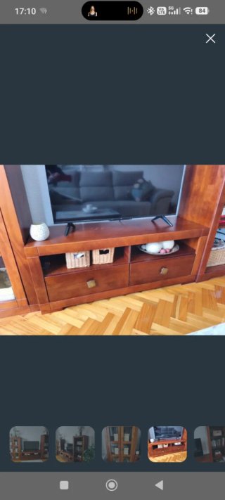 Mueble de salón de madera y cristal