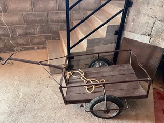 Carro antiguo de madera y metal