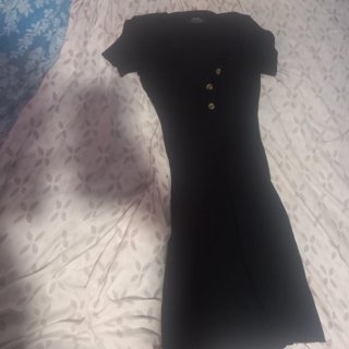 Vestido Bershka negro botones
