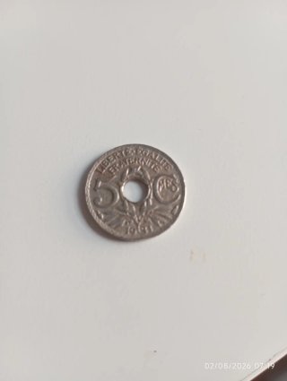 Moneda antigua con agujero central