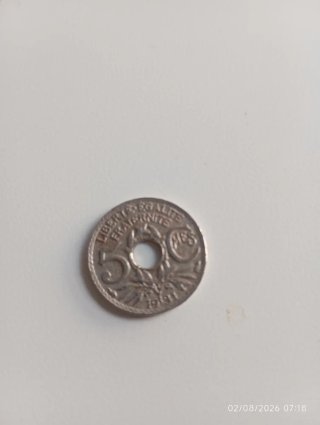 Moneda antigua con agujero central