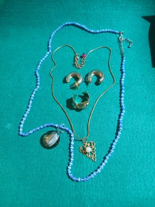 Lote de bisutería: collares, pendientes y anillo