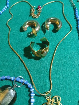 Lote de bisutería: collares, pendientes y anillo