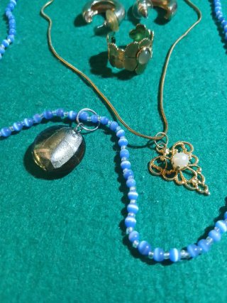 Lote de bisutería: collares, pendientes y anillo