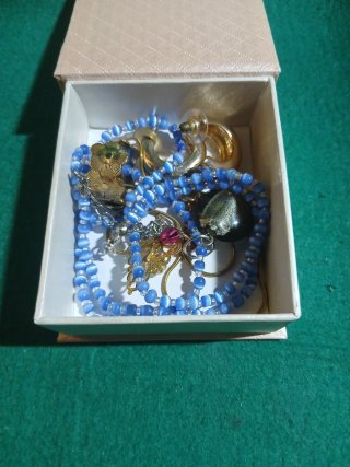 Lote de bisutería: collares, pendientes y anillo