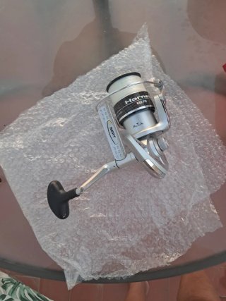 Carrete de pesca plateado