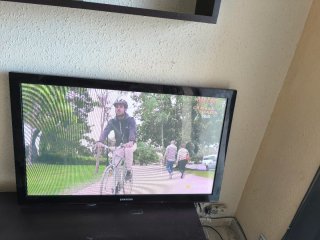 Samsung TV 42" Negra con Mando y Soporte