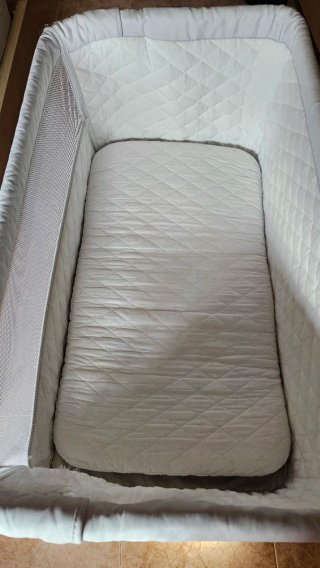 Minicuna colecho gris y blanco