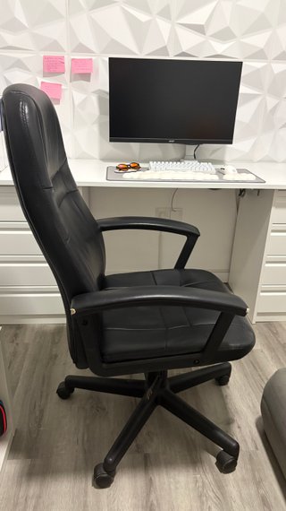 Silla de oficina u escritorio de color negro