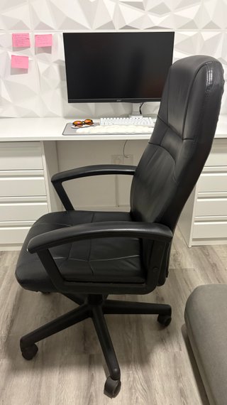 Silla de oficina u escritorio de color negro