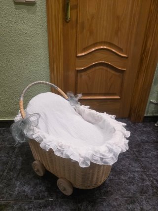Carrito de mimbre para bebé o bodas