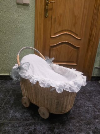 Carrito de mimbre para bebé o bodas