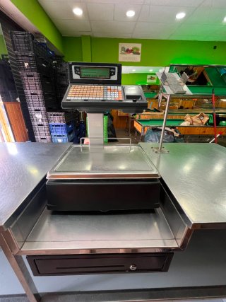 Mostrador, estanterías, báscula y mueble.
