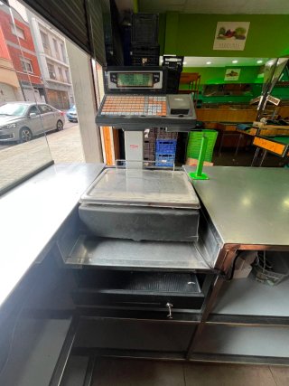 Mostrador, estanterías, báscula y mueble.