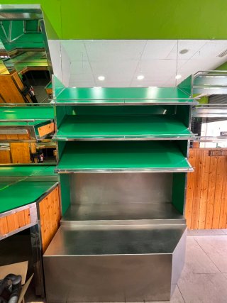 Mostrador, estanterías, báscula y mueble.