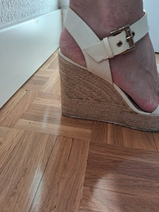 Sandalias cuña crema