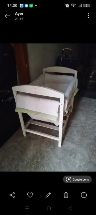 Cuna pequeña blanca