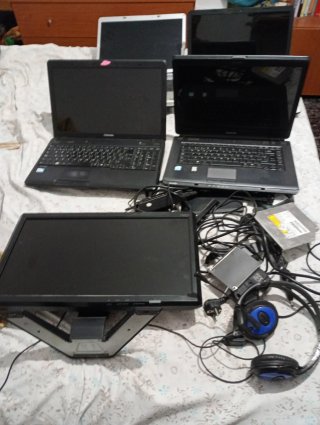 Lote de 5  portátiles+ pantallas para reciclar.