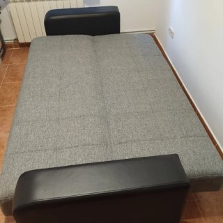 Sofá cama con cojines y compartimento debajo