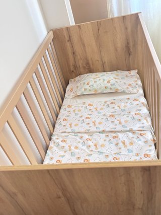 Cuna marca micuna con colchón en perfecto estado