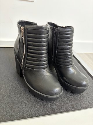 Botines negros con cremallera y plataforma