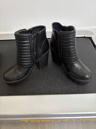 Botines negros con cremallera y plataforma