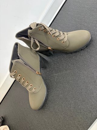 Botines negros con cremallera y plataforma