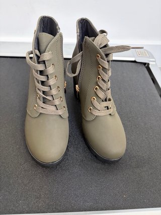 Botines negros con cremallera y plataforma