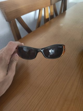 Gafas de sol Arnette negras y naranjas