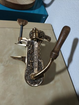 Cavatappi in ottone con design