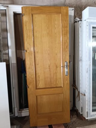 Puerta de madera maciza