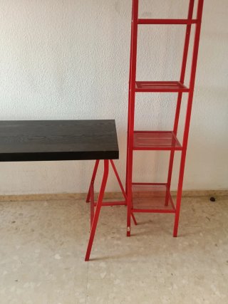 Escritorio con estanterías metálicas rojas