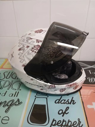 Casco de moto Scorpion con diseño floral