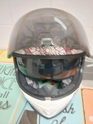 Casco de moto Scorpion con diseño floral