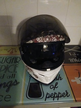 Casco de moto Scorpion con diseño floral