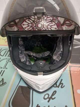 Casco de moto Scorpion con diseño floral