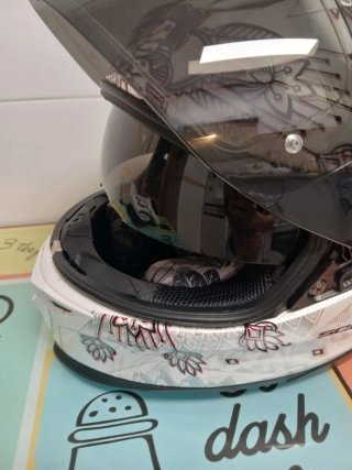 Casco de moto Scorpion con diseño floral