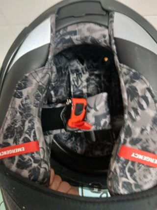 Casco de moto Scorpion con diseño floral