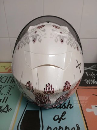 Casco de moto Scorpion con diseño floral