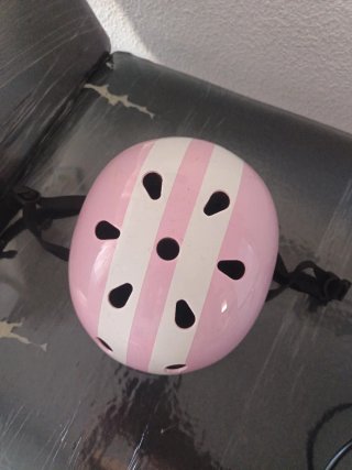 Casco infantil rosa con rayas blancas