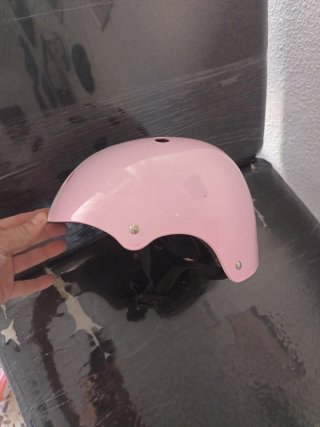 Casco infantil rosa con rayas blancas