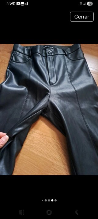 Pantalón Zara efecto piel negro Talla M