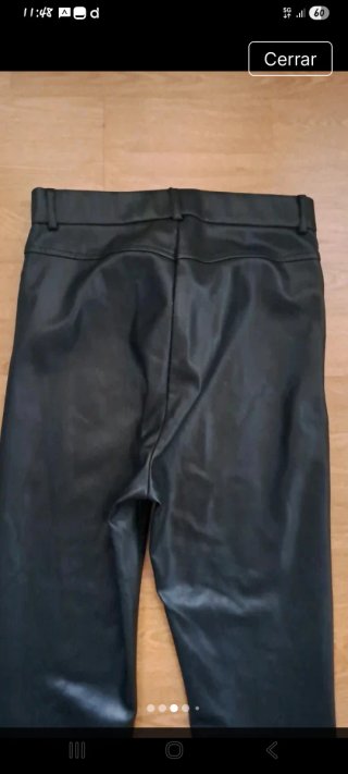 Pantalón Zara efecto piel negro Talla M