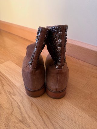 Botas camperas marrones con tachuelas