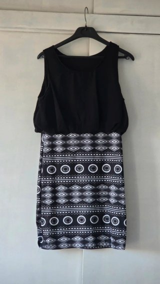 Vestido negro con estampado geométrico