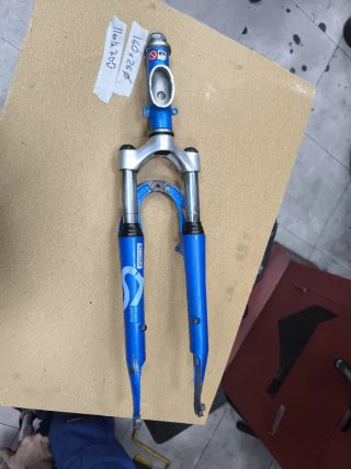 Horquilla azul para bicicleta