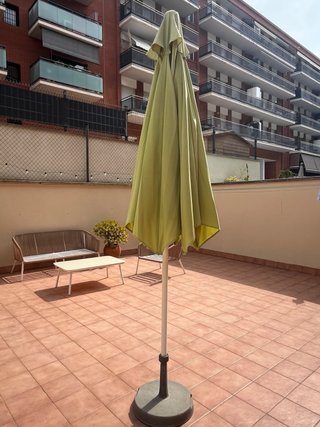 Parasol exterior con manivela y base