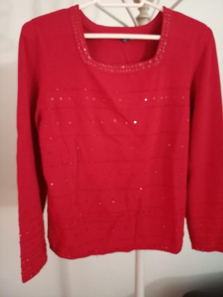 Camiseta roja con pedrería