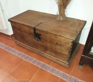 Arcón de madera antiguo con herrajes
